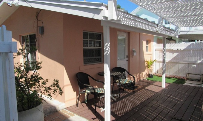 Alice Town Cottage | BEACH SIDE-CENTRAL LOCALE-OCEAN VIEW-AC-FREE WIFI-FULL AMENITIES