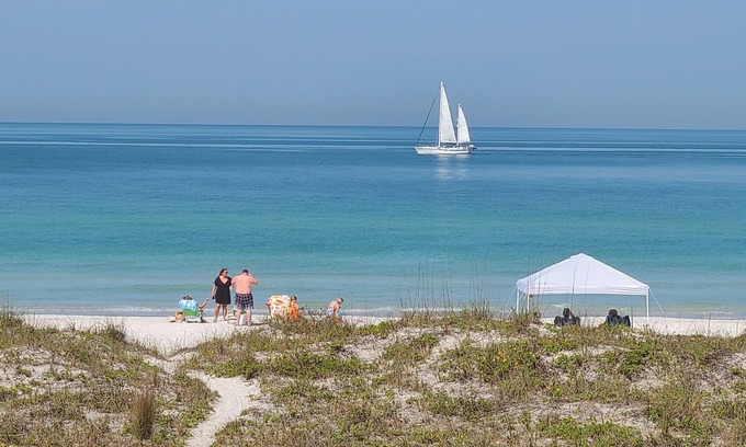 Independence Square House | Beachfront Cottages (Gulf) at Beautiful Sandy Shores on Gulf of Mexico