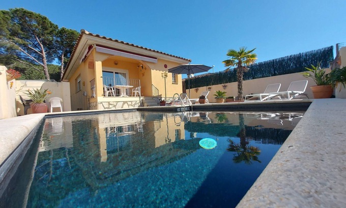 L'Escala Villa | Beachfront house in quiet location with private pool and free WiFi.
