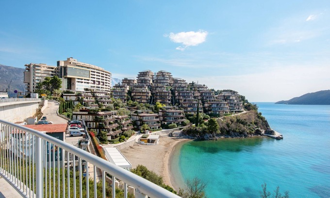 Boreti Apartment | Beachfront Luxury Apartment in Budva