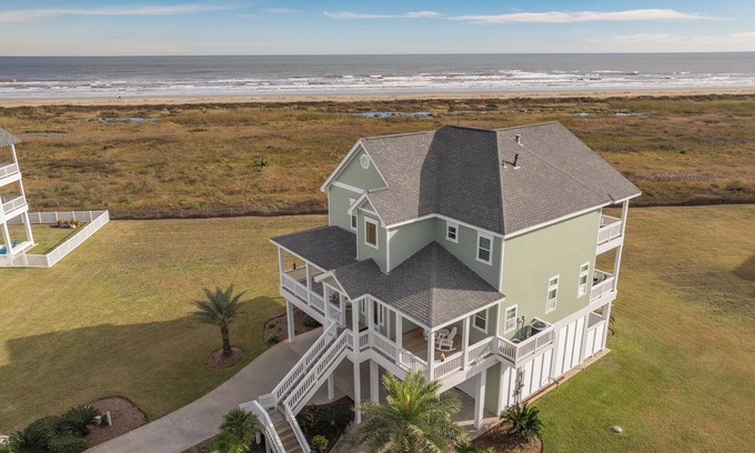 Red Fish Cove House | Beachfront Luxury, Fantastic Views: 3 Kings + Bunks, Twin rooms + Chef's kitchen