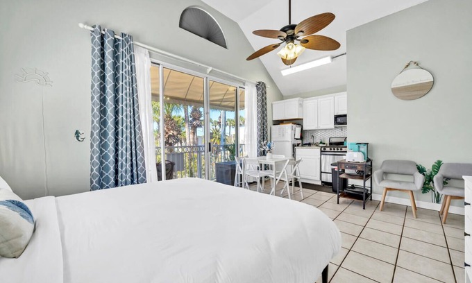 Crystal Beach Cottage | Beachside Bungalow ~ Location! Crystal Beach, Destin ~ Steps to Beach & Pool