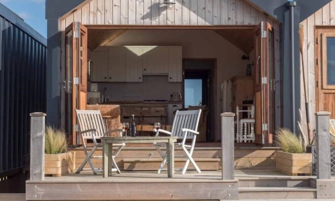 Cowes Ski Chalet | Beachside chalet No 5 with private access to beach