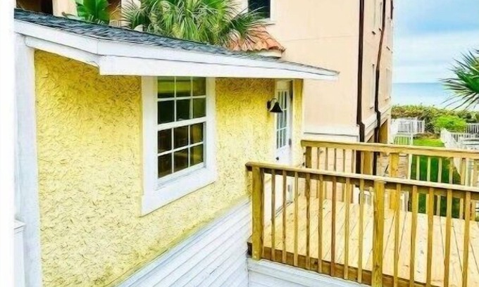 Indian Rocks Beach Cottage | Beachside Historic Cottage – Steps to Sand!