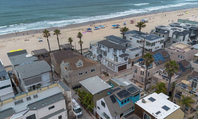 Mission Beach Cottage | Beachy 2-bedroom, 2-bath Cottage in Mission Beach San Diego- 20 steps to Ocean