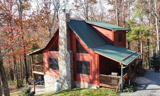 West Jefferson Cabin | Bearadise at Blue Ridge- 3 bed 3 bath log cabin with fire pit, pool table, pet friendly