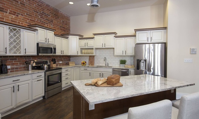 Wooster Apartment | Beautiful 2BR/2BA Downtown Loft Apartment