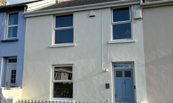 Instow Cottage | Beautiful 3 Bedroom Cottage, Close To Waterfront In Charming Coastal Village