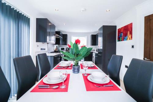 Woodley Apartment | Beautiful 4 Bed House Free WIFI
