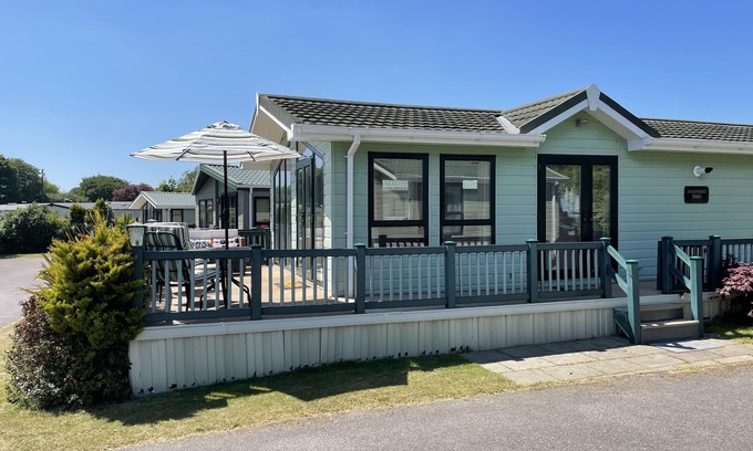 Great Yarmouth Cabin | Beautiful 6 berth lodge at Cherry Tree Holiday Park ref 70002TG