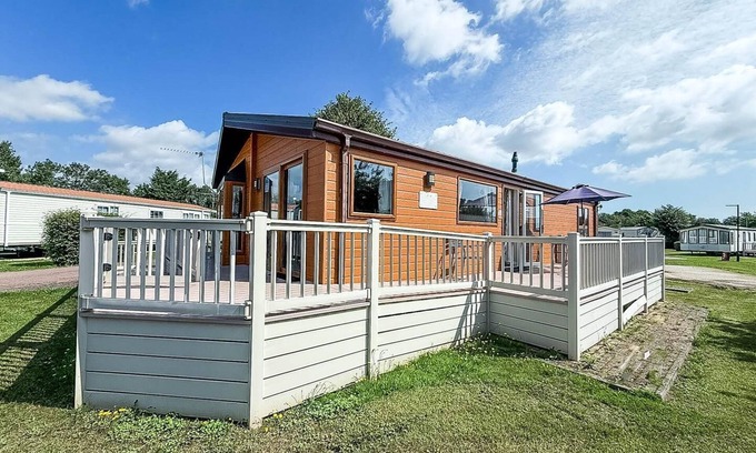 Great Yarmouth Cabin | Beautiful 6 berth lodge with disabled access at Cherry Tree ref 70829C