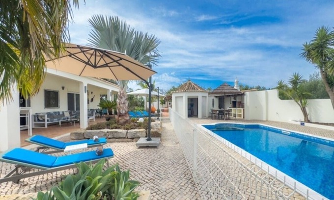 Olhao Villa | Beautiful 8 person luxury villa with a large private swimming pool