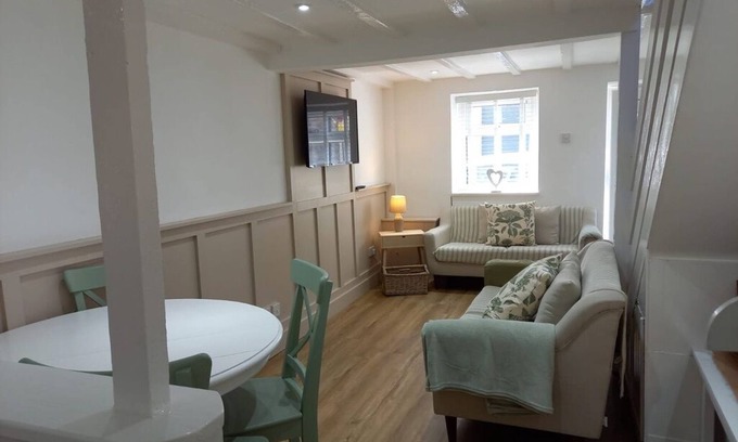 Rhyd-y-clafdy House | Beautiful and freshly renovated cottage in the heart of Pwllheli