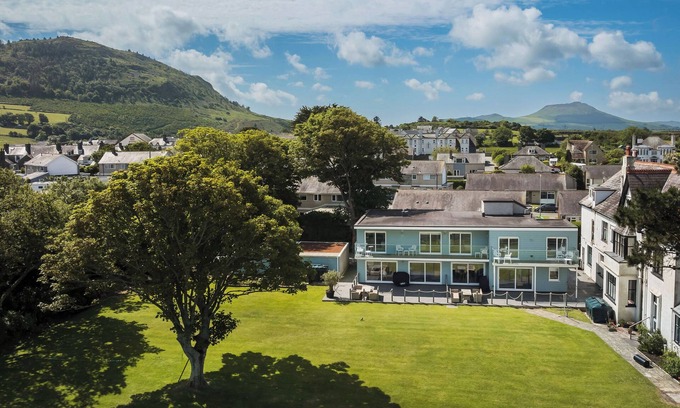 Nefyn House | Beautiful beach side homes sleeping 16 guests with a Hot Tub