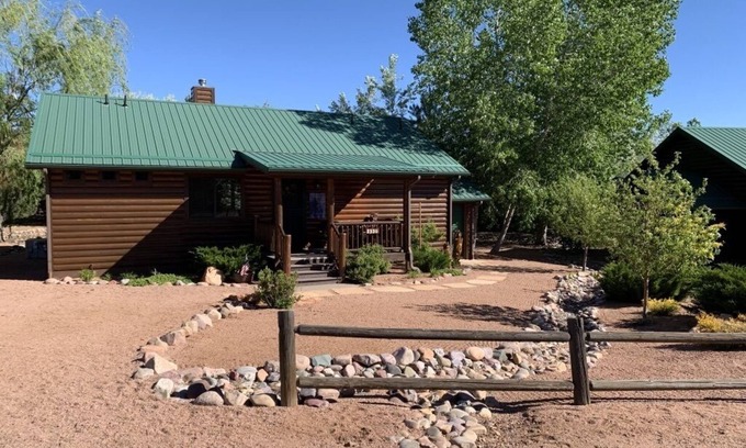 Heber Cabin | Beautiful Bear Pond Cabin WiFi, Dish Satellite, horseback riding