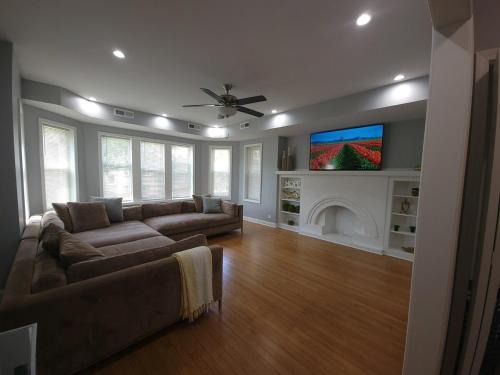 South Shore Apartment | Beautiful Big 3 bedroom Quiet Apt near downtown