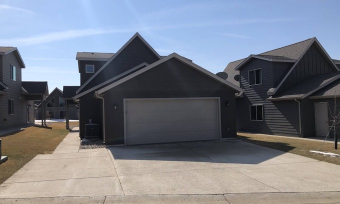 Arnolds Park Cabin | Beautiful Bridges Bay Cabin w 3BD + Loft, 2.5Bath, 1717 sq ft, 6 daily waterpark