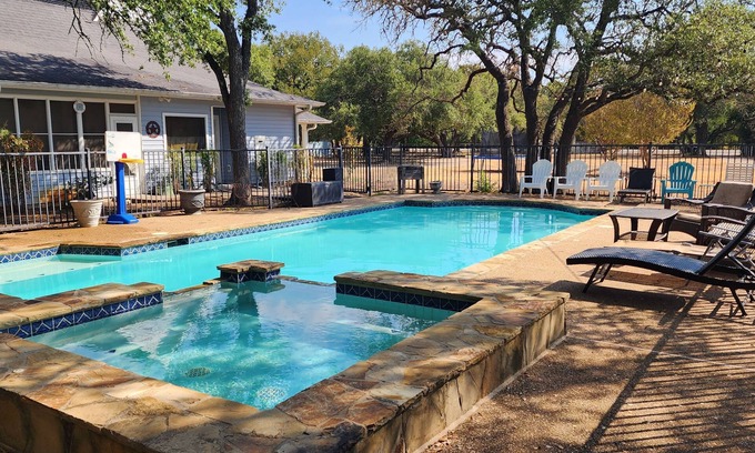 Valley Mills House | Beautiful Country Home Minutes from Magnolia & Baylor Pool HotTub River Front