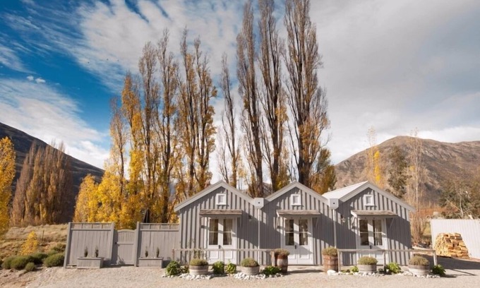 Gibbston Cottage | Beautiful French Style Cottage with an Outdoor Bath
