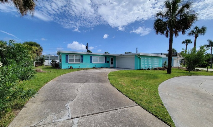 Ortona Park House | Beautiful house just steps from the beach, and local to everything!