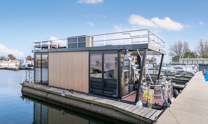 Kerkdriel House | Beautiful houseboat for 2 in charming harbour