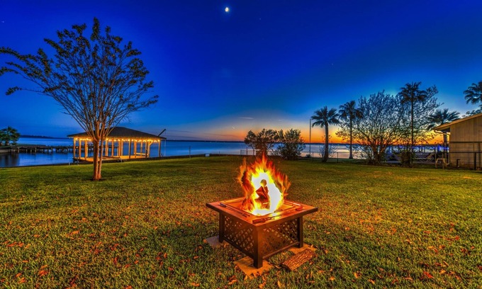 West Livingston House | Beautiful Lake Front home for memories to last a lifetime!