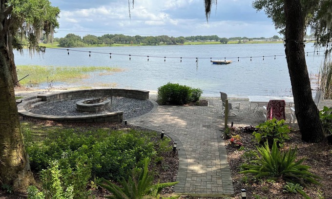 Umatilla House | Beautiful Lakefront Home