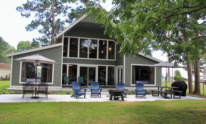 Blanchard House | Beautiful Lakefront Home - 4BR/3BA - Huge Lot! - 400ft of bulkhead - Boathouse