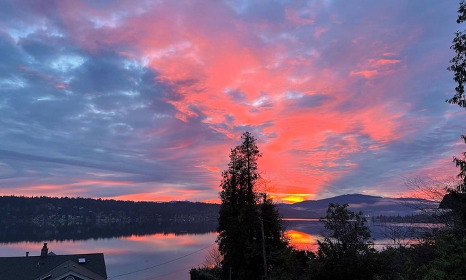 East Lake Hills House | Beautiful Lakeview house, centrally located