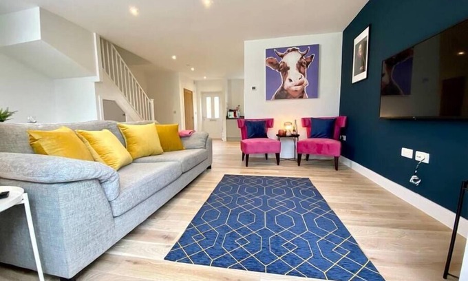 Poole House | Beautiful NEW 3 bedroom house - garden & parking