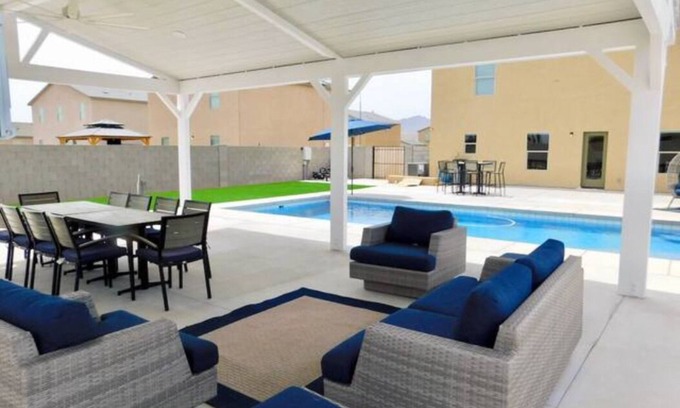 Bullhead City House | Beautiful NEW Modern Home - Minutes from the river, lake and casinos!