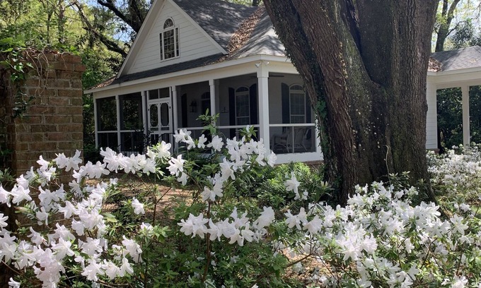 Killearn Estates Cottage | Beautiful private cottage conveniently located in Killearn Estates