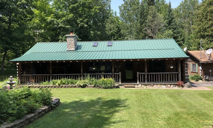 Cheboygan House | Beautiful & Secluded Log Cabin Close to Mackinaw City!