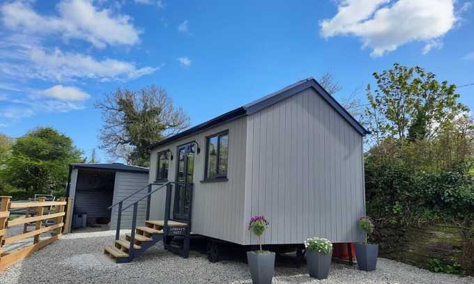 Treator Cabin | Beautiful tranquil Cabin nestled in nature, near Padstow & 7 Bays, pet friendly