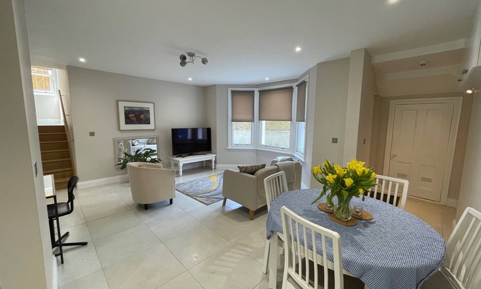 Twickenham Riverside Apartment | Beautifully Appointed One Bed Apartment. Near Richmond Park, and Kew Gardens