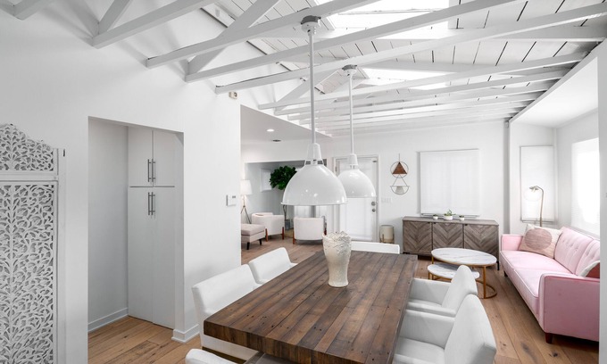 Venice House | Beautifully Renovated 3 BR Venice Beach Craftsman steps to the sand and AK blvd!