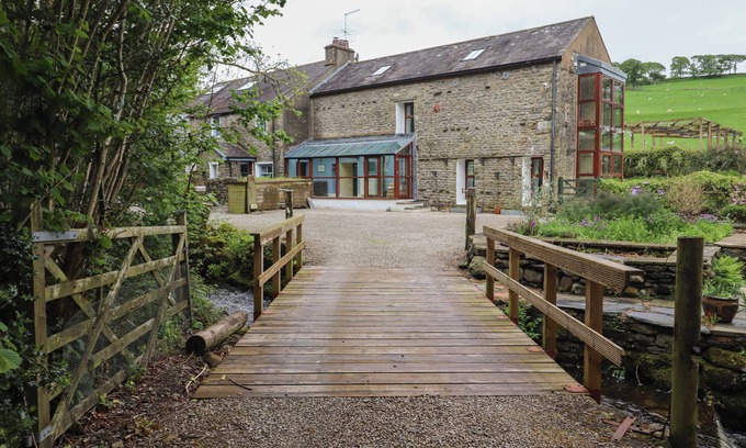 Bretherdale House | BECKSIDE HALL, pet friendly, with open fire in Sedbergh