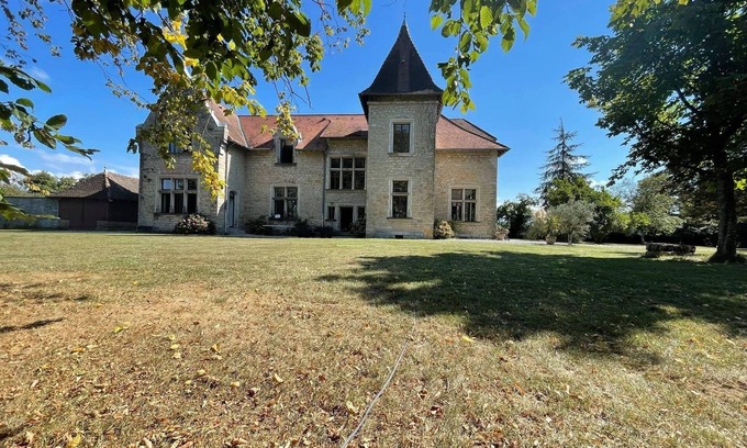 Saint-Clair-de-la-Tour Bed & Breakfast | Bedroom with bathroom - Chateau du Mouillat