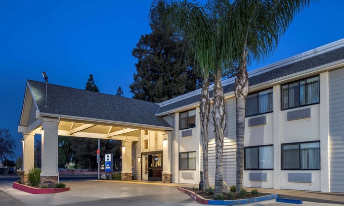Tulare Hotel | Best Western Town & Country Lodge