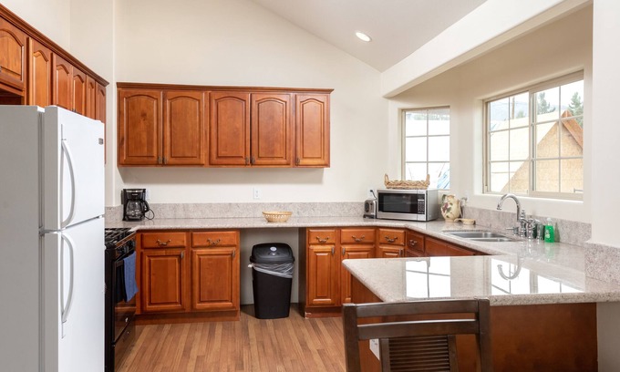 Woodlands Ski Chalet | Big Bear Chalet is a roomy house with beautiful mountain views !