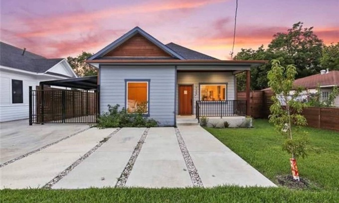 Oak Cliff House | Bishop Arts Bungalow Escape