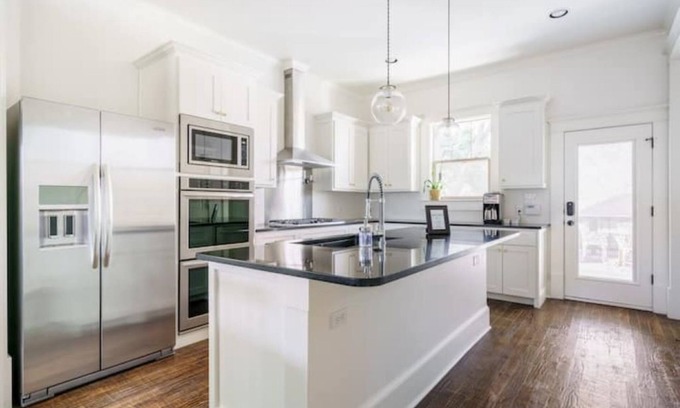 Kessler House | "Bishop Arts Retreat" - extended outdoor living space!