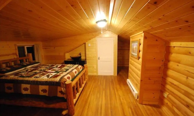 Orr Cabin | Black Bear Lodge Room