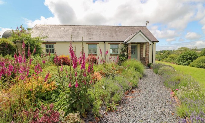 Carmarthen House | Blaenffynnon Bach