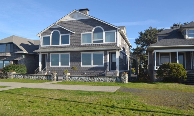 Seaside House | Blakely Prom House - Prime Oceanfront Location - On Promenade