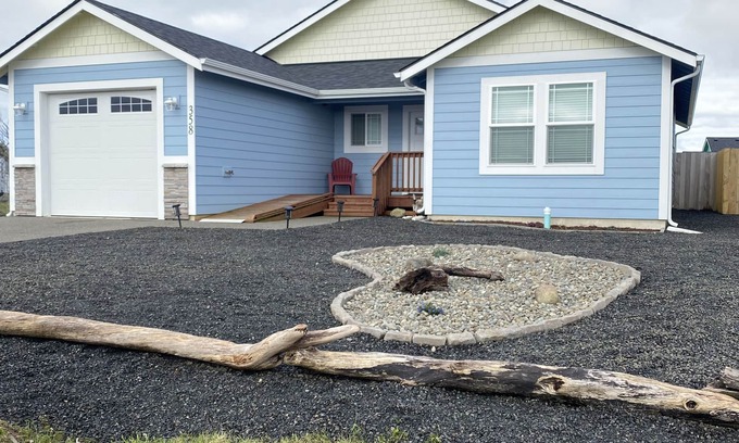Ocean Shores Cottage | Blue Anchor Cottage - pet friendly retreat! Game Room! Walk to beach!