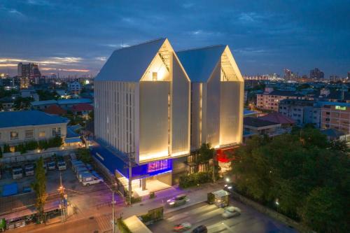 Bang Na Hotel | Blue Hippo & Red Crocodile Hotel