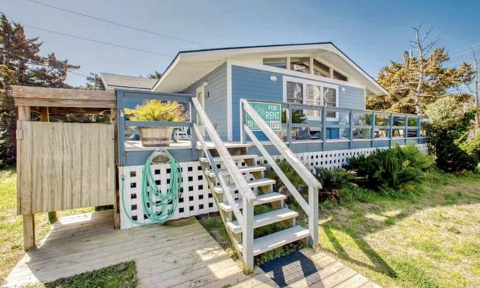 Avon Cottage | Blue Mere- Oceanside, 450 ft to Beach Walkway, Avon NC, USA!