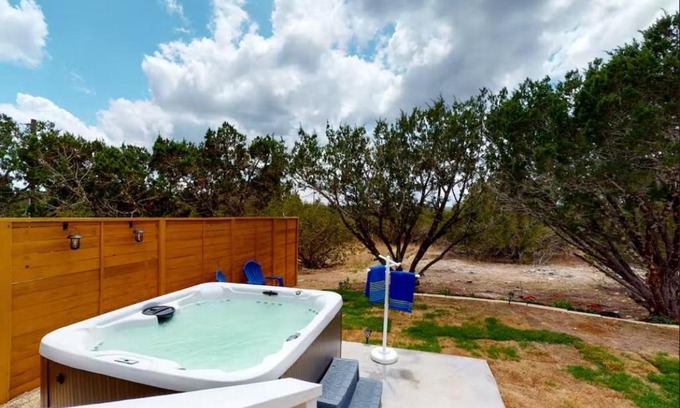 Kerrville House | Blue Oasis in the Hill Country