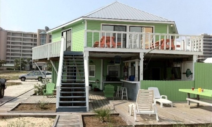Ono Island House | Boatslip! Flora-Bama! New Kitchen & Bathroom. Outdoor Bar Area